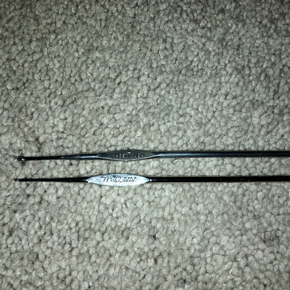 Crochet thread and needles - Picture 2 of 2
